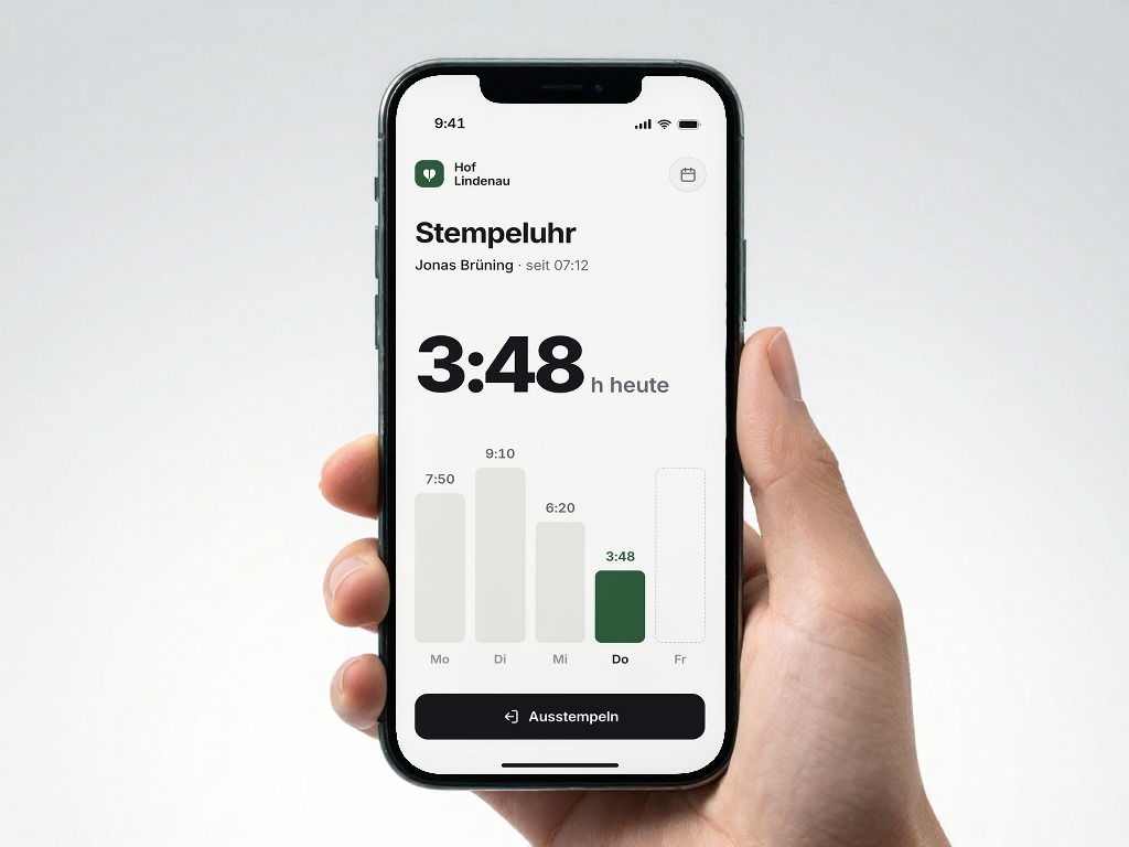 Hand hält ein Smartphone mit der Stempeluhr